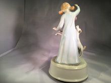 A Summit Collection  Exclusive (Musical figurine)